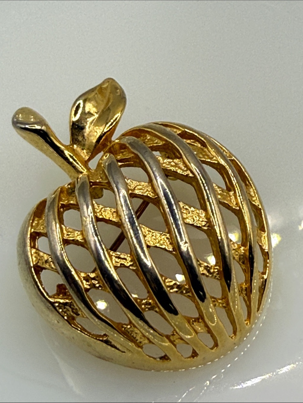 Vintage pretty Gold Tone Openwork Apple Brooch pin unsigned